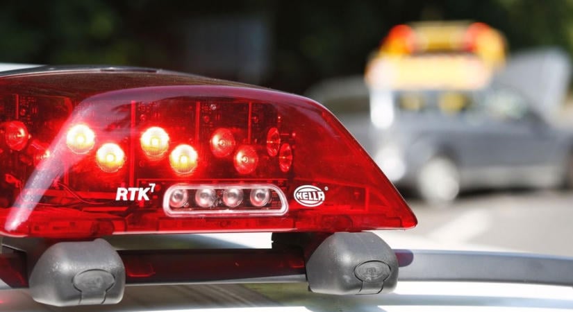 Szalagkorlátnak csapódott egy autó Debrecennél