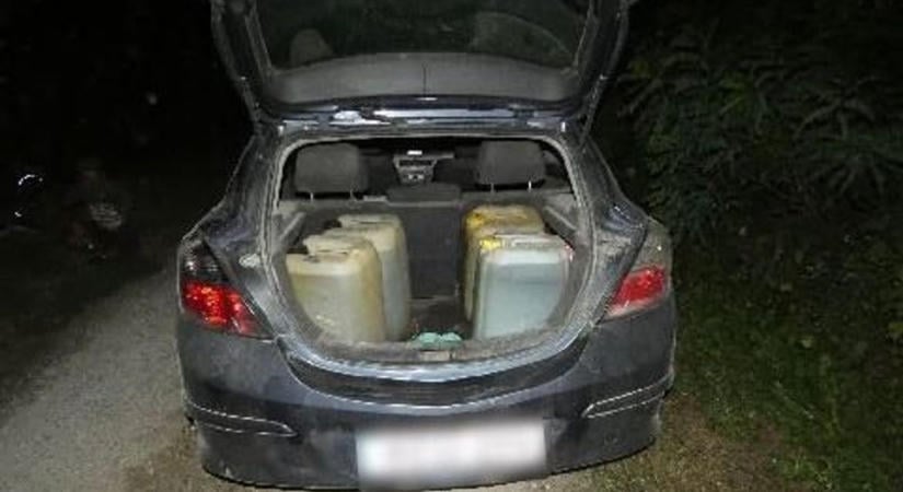 A munkagépeket kellett volna őriznie, ehelyett éppen ő lopta belőlük az üzemanyagot