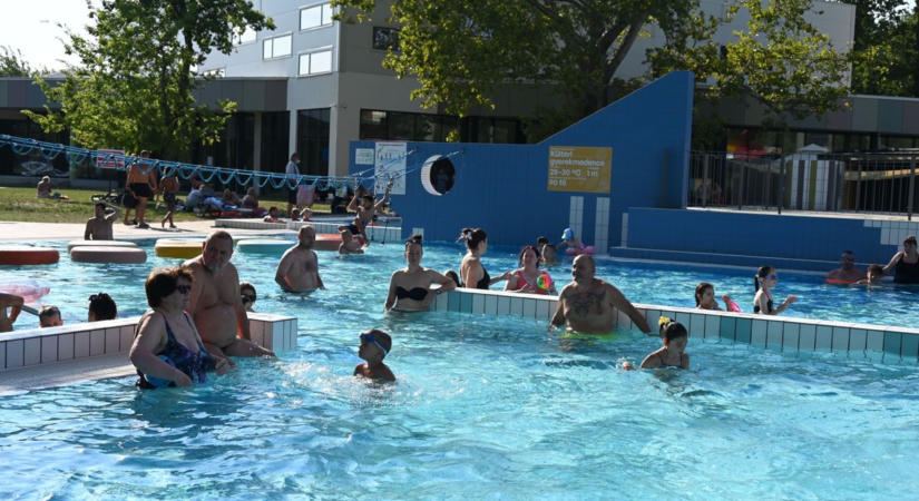 Még napokig ingyen strandolhatnak a szolnokiak, meghosszabbították a kedvezményt