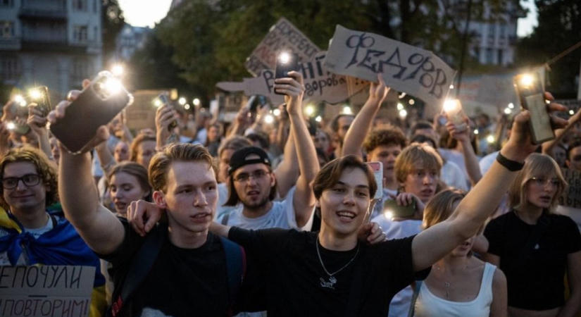 Zelenszkij most túllőtt a célon: a parlament elé vonultak az ukránok, mégsem hozta vissza nép kedvencét – ebből felfordulás lesz