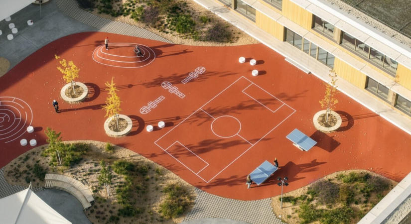 Belső erdővel és sportparkkal várja a tanulókat ez az általános iskola