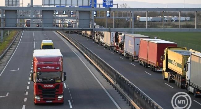 Vitézy Dávid: óránként 77 millió forint kiadást jelentene az autópálya-koncessziós szerződés
