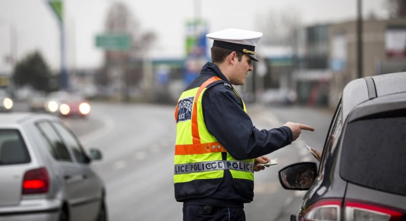 Fokozott közúti ellenőrzésekbe kezd a rendőrség országszerte – erre vadásznak