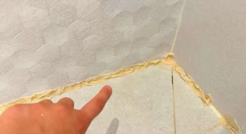 Ezzel ez egyszerű trükkel 2 perc alatt eltüntetheted a penészt a fugák közül