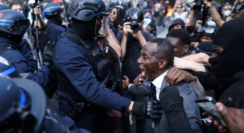 Könnygázt kapott a tüntetők közé álló francia polgármester