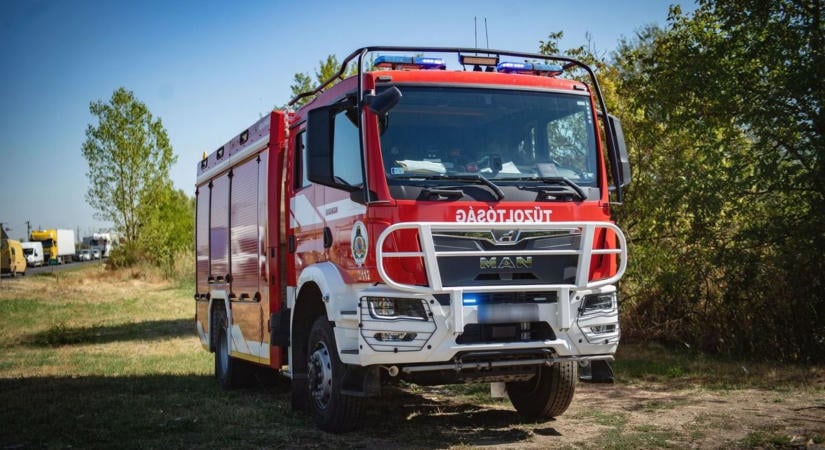 Kigyulladt egy melléképület Komlósdon, a tűzoltók megfékezték a lángokat