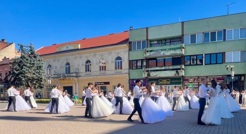 Ünnepélyes bizonyítványátadót tartottak a Kossuth Lajos Líceum végzősei
