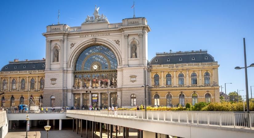 Ömlik a füst egy vonatból a Keleti pályaudvaron, mintegy 400 embert szállítottak le