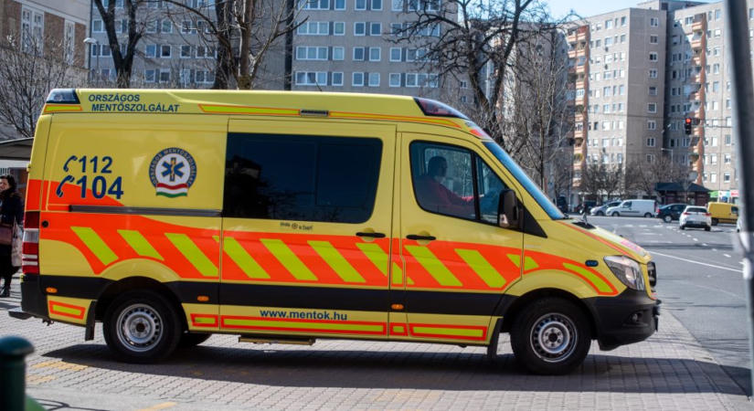 Betegellátás közben törtek fel egy mentőautót
