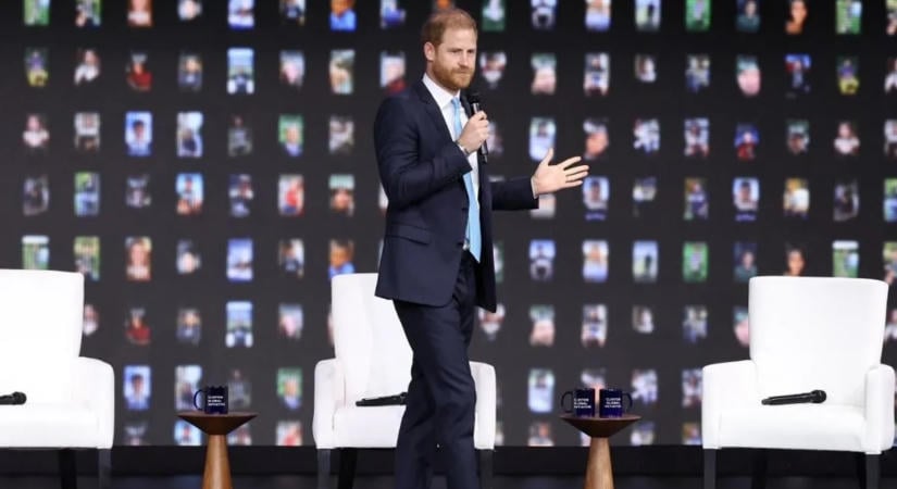 Rendkívül kellemetlen helyzetbe került Harry herceg: fogta magát, és levonult a színpadról – videó