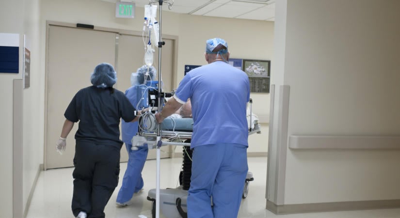Meglepő klinikai vizsgálat: AI chatbot fogadta a betegeket egy kórházban az Egyesült Államokban