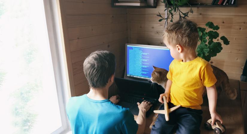 Az otthoni vagy rugalmas munkavégzés segíthet a nyári gyermekfelügyelet megszervezésében