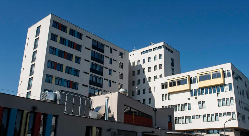 Leszíjazva, holtan vitte haza egy betegszállító a 80 éves nénit