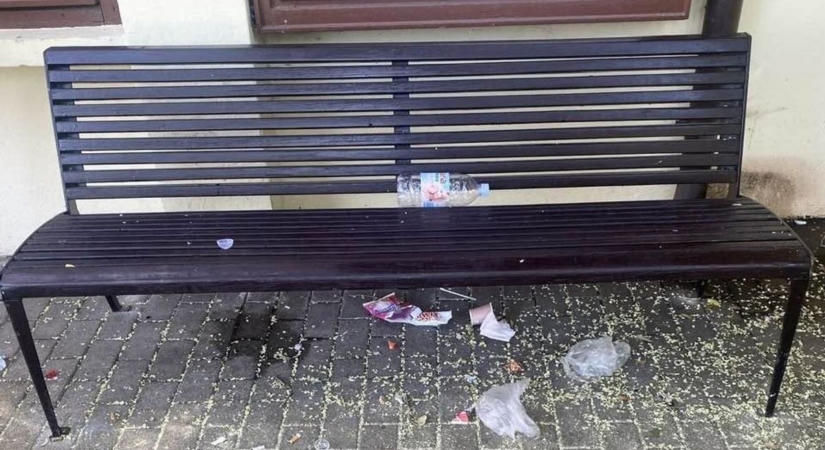 Új padot tettek ki a makói főtéren – hamar össze is szemetelték
