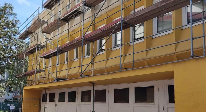 Homlokzati szigeteléssel és napelemes rendszerekkel korszerűsítik a siófoki városházát