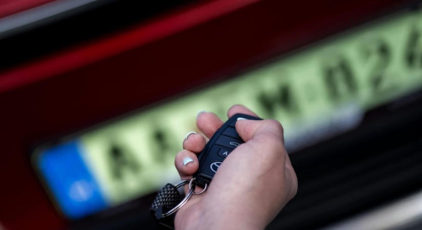 Mégsem döntöttek a villanyautók félárú parkolásáról Budapesten