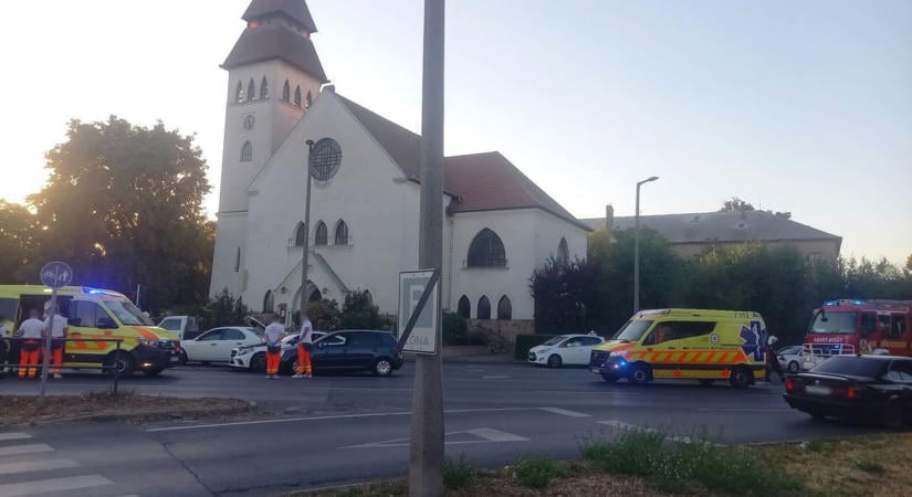 Baleset Debrecenben: három autó ütközött, mentőt is a helyszínre riasztottak - fotókkal!