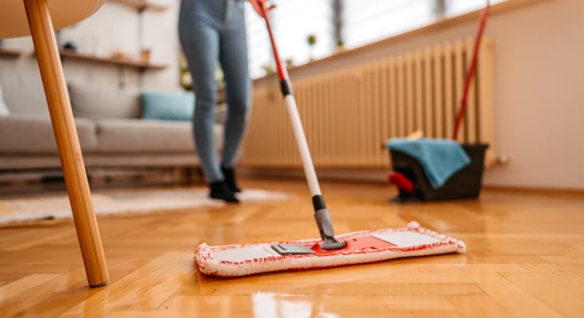 A forró víz a legrosszabb – Burkolók elárulták, milyen hőmérsékletű vízzel tisztítsd a padlót