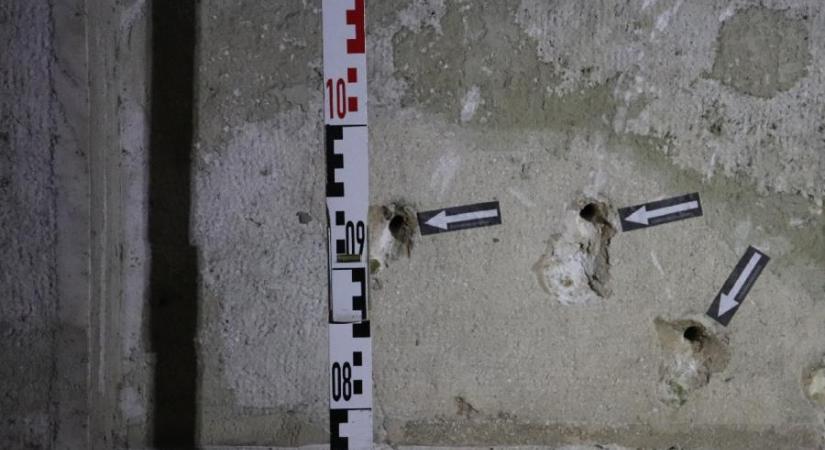 Videón, ahogy kalapáccsal verik le a bronz puskagolyókat a Kossuth téri 56'-os emlékműről