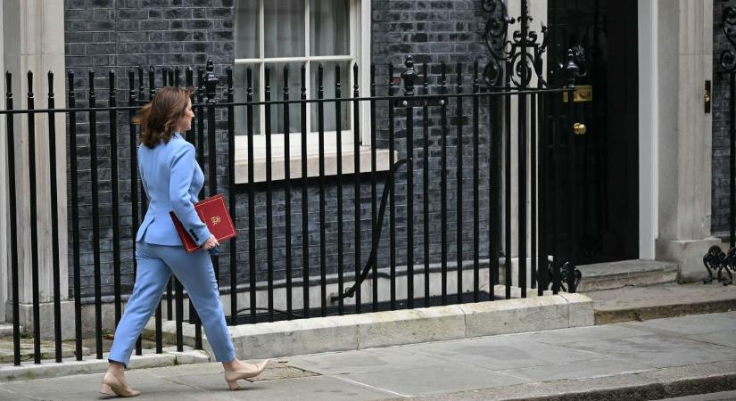 Kiakadt a brit kormány a lakosságra: 59 milliárd font tűnt el a költségvetésből – túl sok a segély, túl kevés az adó