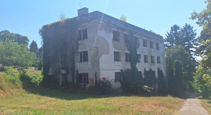 Fotókon az egykor az Anna-bálnak is otthont adó, mára enyészetnek indult balatoni hotel