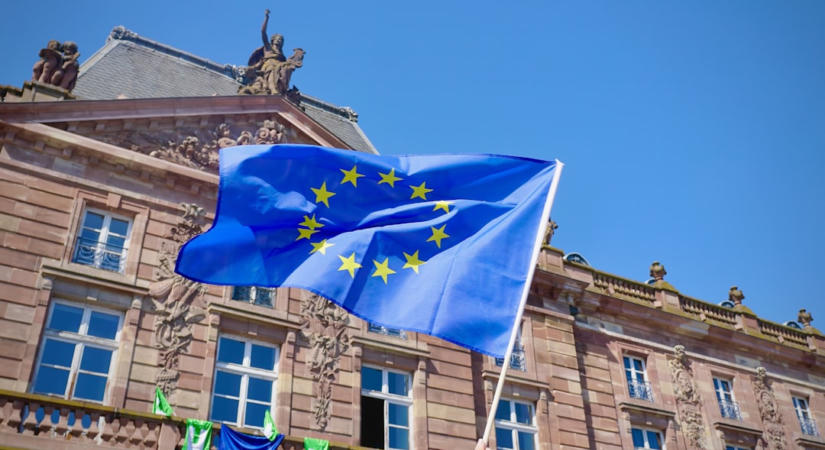 Az EU augusztus 2-től kötelezi az AI-tárgyalók azonosítását
