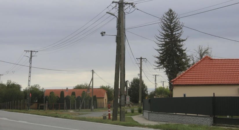 Gombamód szaporodnak a fix traffipaxok Tolna megyében – most az 55-ös út mellett felejtettek egyet a rendőrök