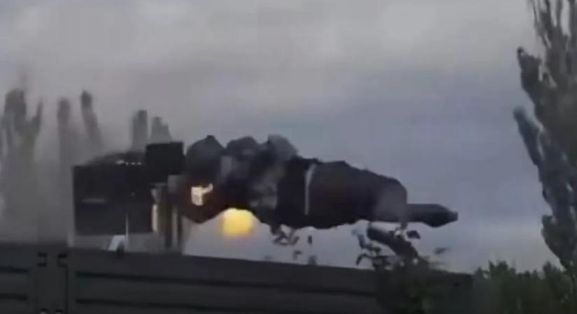 Videón, ahogy az irányíthatatlanná váló géppuska elrepíti az orosz újoncot