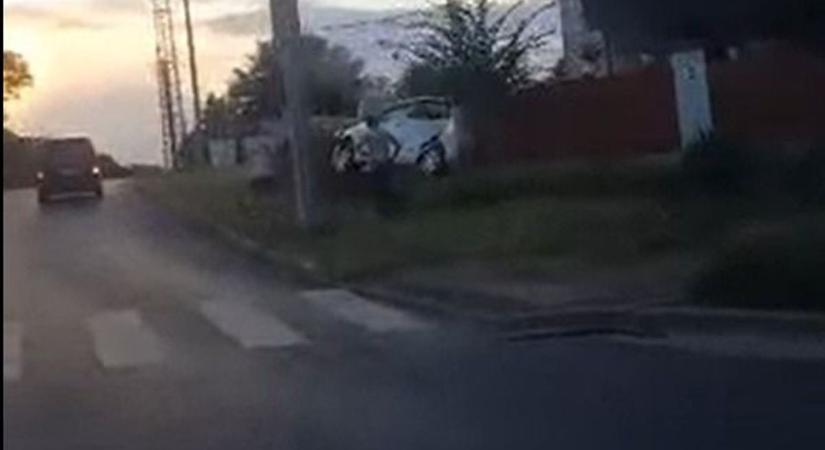 Videón a baleset! Kerítésnek csapódott egy autó Nyíradonyban, egy embert kórházba szállítottak!