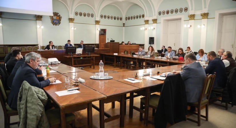 „Súlyos hiba. Nem szakmai döntés” – kemény bírálatok érkeztek a megyei közgyűlések eltörlésének tervére