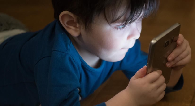 Nemcsak a TikTokot érintené: játékokra és chatbotokra is kiterjedne az új uniós gyerekvédelmi terv