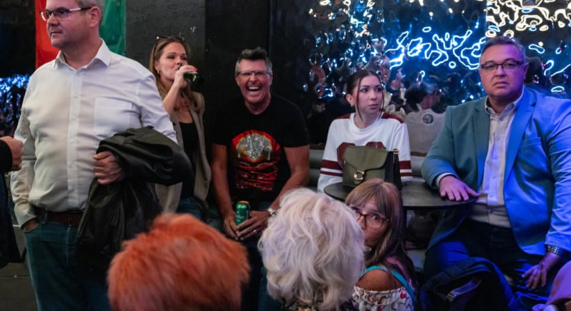 A komcsizás nagyon megy, de azt már nem merik kimondani a színpadon, hogy mozaikjobboldal