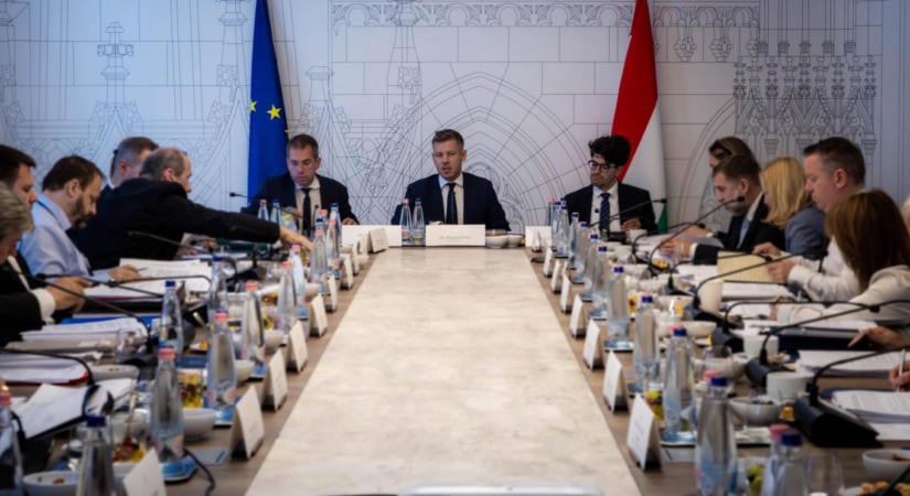 Nem adják ki Magyarék a kormányüléseik dokumentációját, miközben Orbánék feljegyzéseit nyilvánosságra hozzák