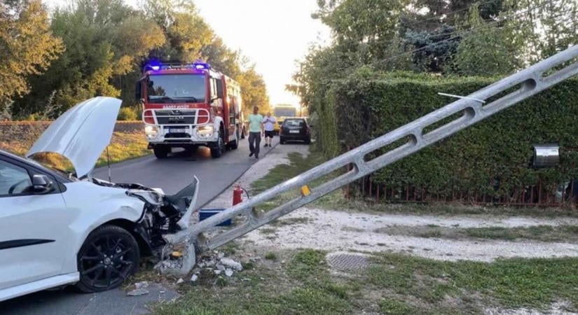 Nagy csattanás volt a zalai városban, kitört a villanyoszlop, a vezetékek tartották meg – képek a balesetről