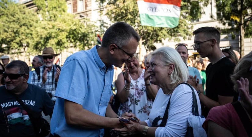 „Új kommunistákról” beszéltek a Terror Háza előtt tüntető fideszes közéleti szereplők