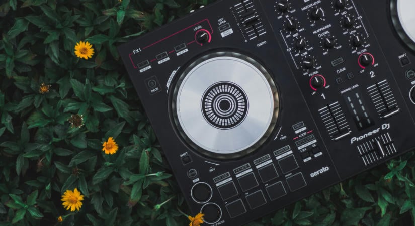 A DJ-képzés digitális piaca: milyen lehetőségeket kínálnak az online tanfolyamok?