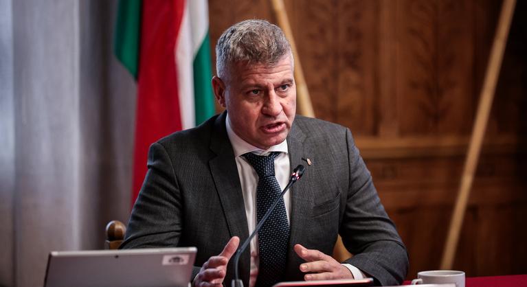 Szatmáry Kristóf szerint a Fidesz ülésén elhangzott, hogy vezetőszáron vihetik el az elnökségi tagok jelentős részét