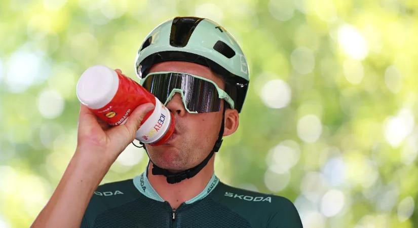 Mi ez a sok furcsa lötty, amit a Tour de France bringásai magukba döntenek?