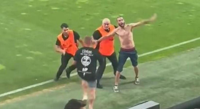 Balhé a Hapoel-Katowice meccsen, a biztonságiaknak kellett a földre vinniük a pályára beszaladó szurkolót - videó!