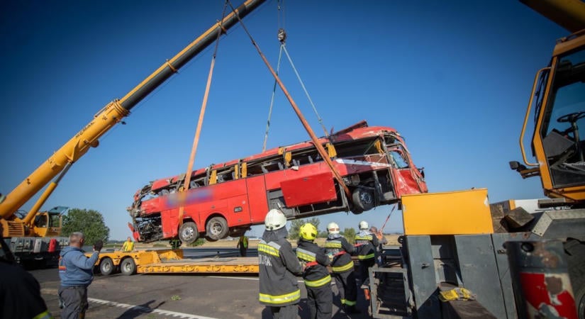 Tragikus buszbaleset: hány sérültet ápolnak a nyíregyházi idegsebészeten?