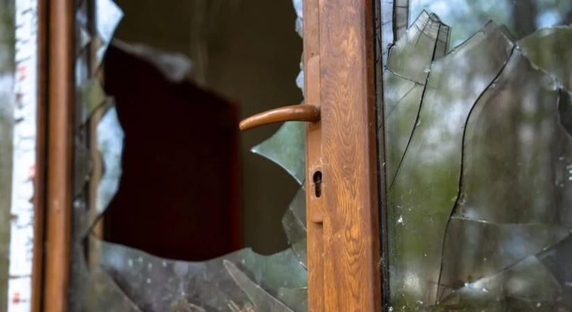 Ez a lúzer betört egy pesti kávézóba, elment vécére – és mindezt felvette a biztonsági kamera