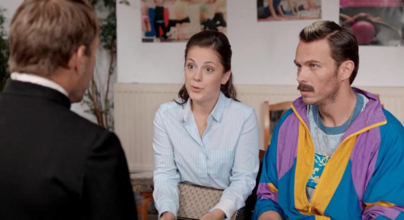 Ha Pajkaszeg a magyar televízió viccesnek szánt pokla, én tíz év után is kíváncsi vagyok, ki gyújtja fel legközelebb a kocsmát. A mi kis falunk. Kritika