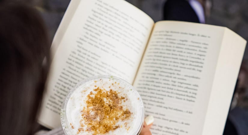 Az Iced Apple Crumble Matcha Latte hódít a Starbucks őszi kínálatában