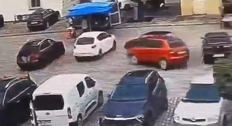 Tarolt a parkolóban a 78 éves sofőr, hat autót tört össze