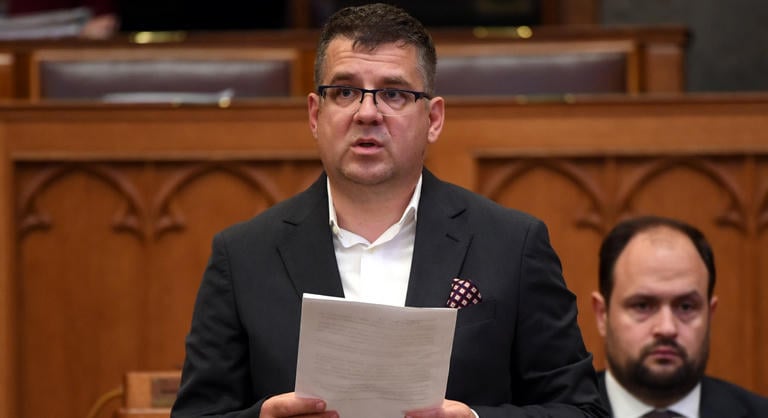 Megszólalt Seszták Miklós ügyvédje: már a mentelmi jog felfüggesztése előtt megfigyelték őket
