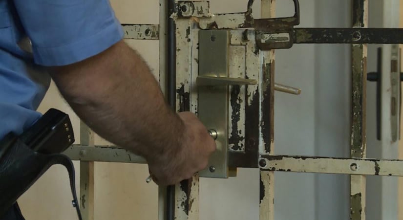 Három és fél év börtönre ítélték azt az óbecsei férfit, aki gyermekei születésnapján megverte feleségét és anyósát