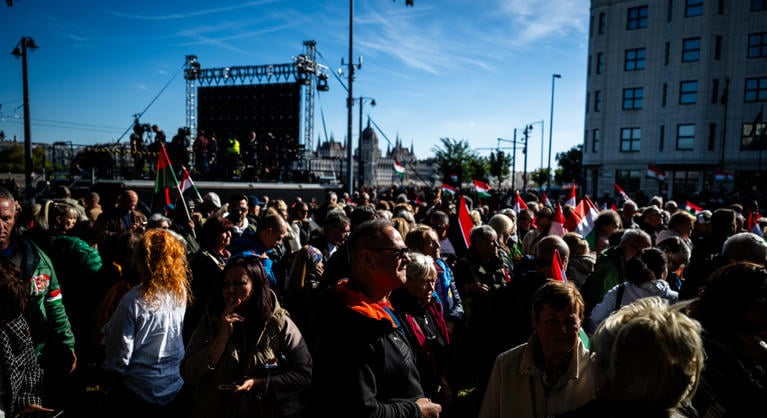 Megérkezett a zászlómenet a Bem térre, többen is felszólalnak a Fidesz rendezvényén