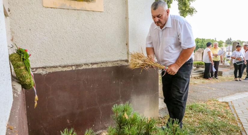 Kalászcsokrokat koszorút hoztak a temetői kápolna emléktáblájára - fotók