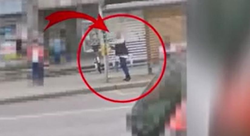 Videón a boksz: bemindenezve támadt az esztergomi buszmegállóra, de a tábla is erős volt