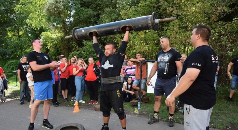 Hihetetlen súlyokat emelt az esztergomi erős ember, el is hozta az aranyat (fotók)